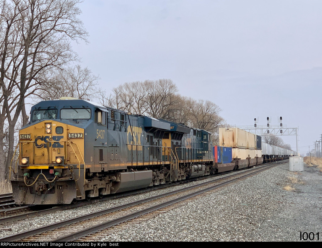 CSX 5437 on I001